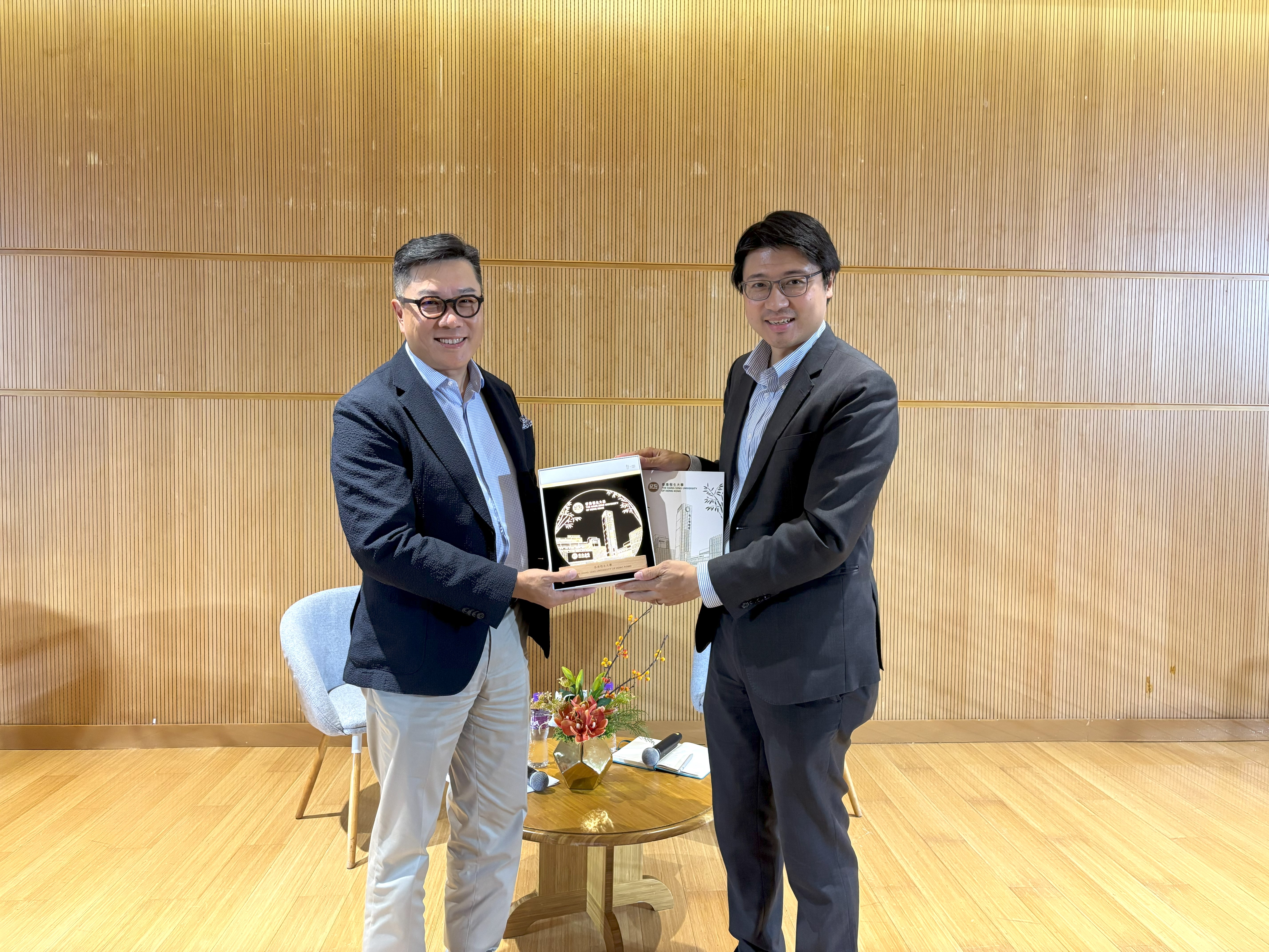 Souvenir presentation ceremony at HSUHK